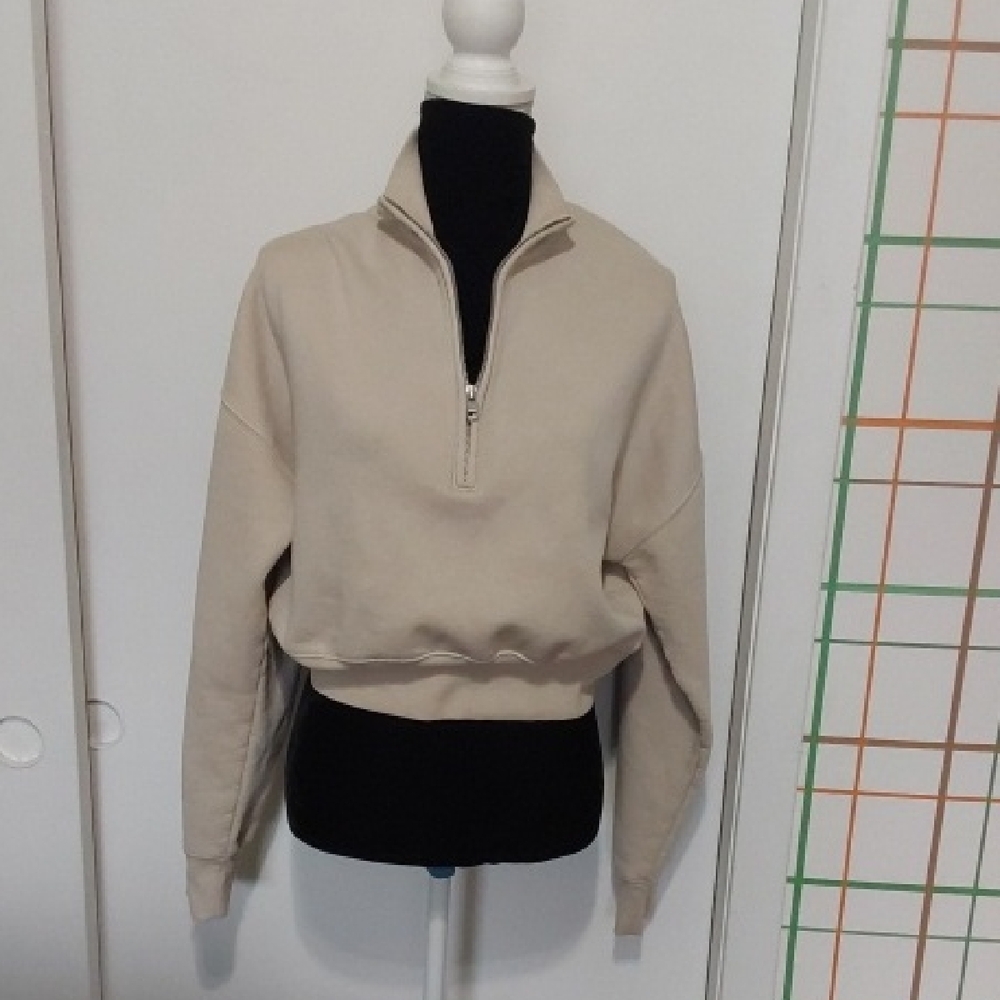 Wilfred Cropped Half-Zip Turtleneck Sweatshirt in Beige